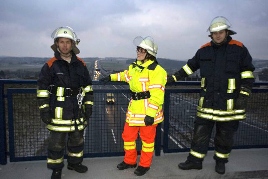 Feuerfeste Warnschutz-Gewebe in den Hi-Vis Farben Leuchtgelb und Leuchtorange Feuerfeste Warnschutz-Gewebe in den Hi-Vis Farben Leuchtgelb und Leuchtorange